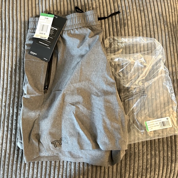 Men’s TYR Hydrosphere Momentum Unlined 6’ Short - Picture 1 of 4